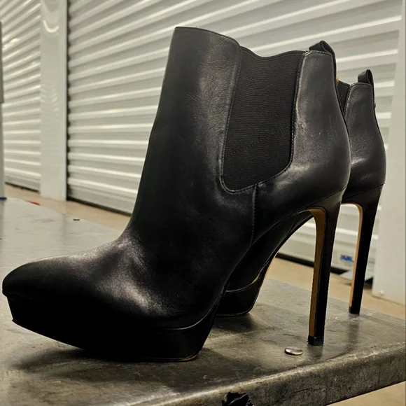 MICHAEL KORS - Meadow Ankle Boot - 7½ - Picture 2 of 5